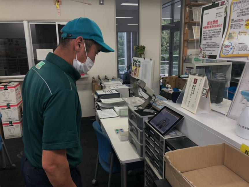 点呼場で安全教育動画を視聴するドライバー